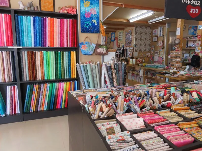 布地が並ぶ店内