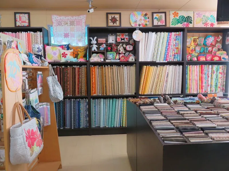 布地とキルト作品が並ぶ店内